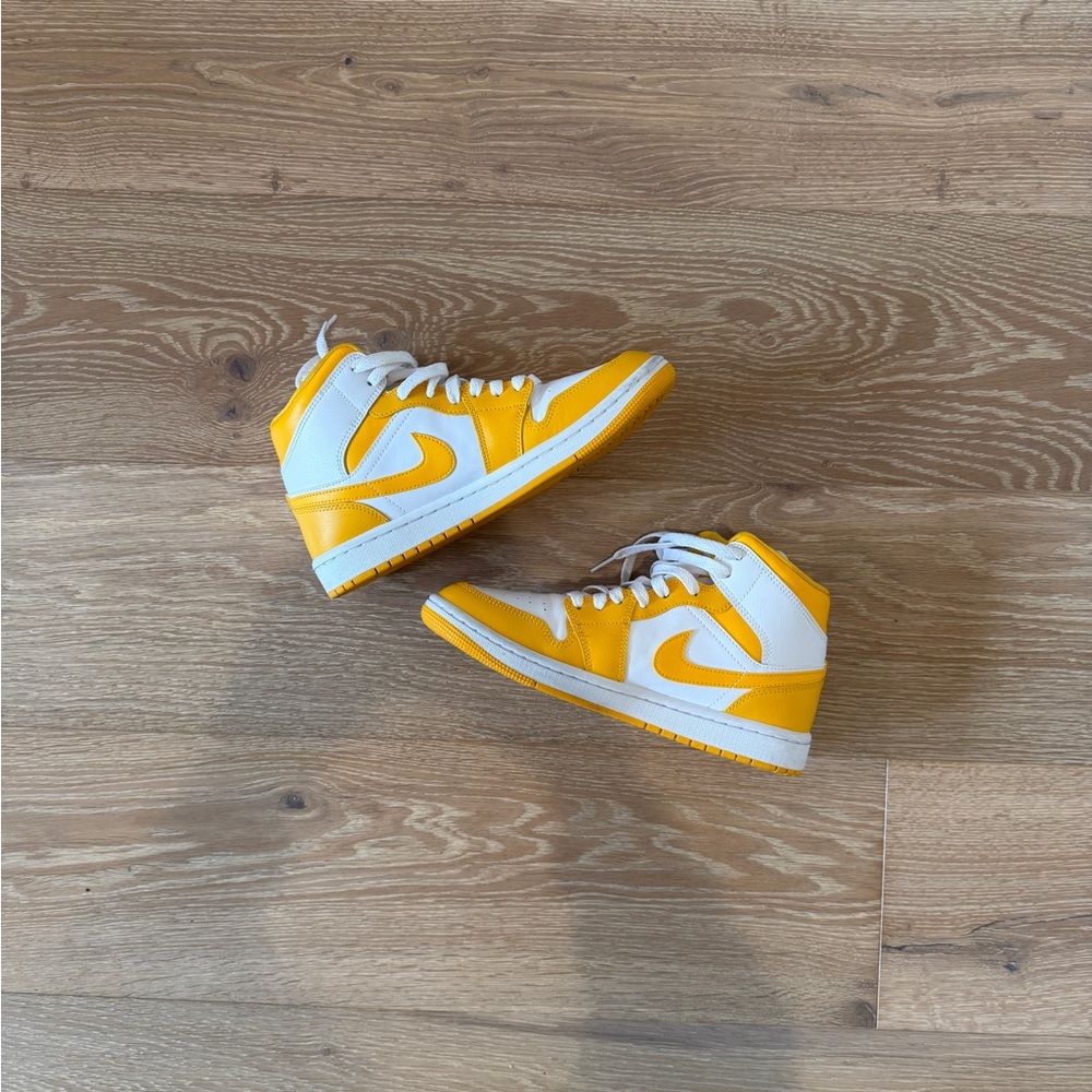 EUC Women's Air Jordan 1 Mid White University Gold